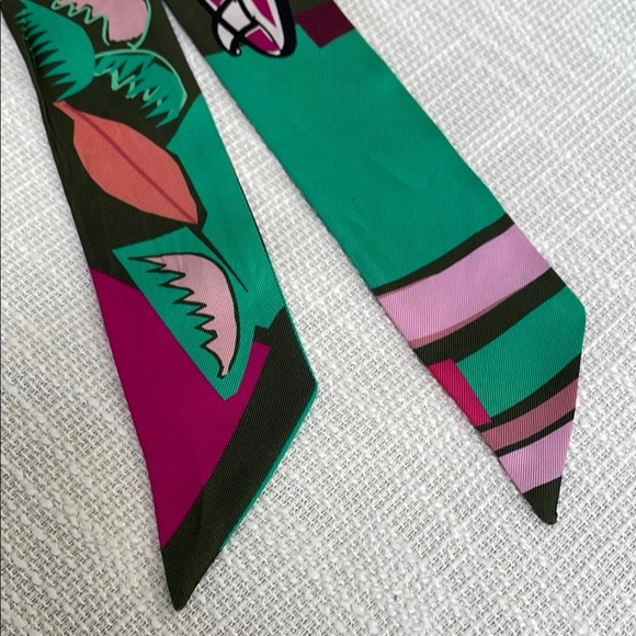 Hermès Green and Pink Twilly Scarf - Picture 2 of 6